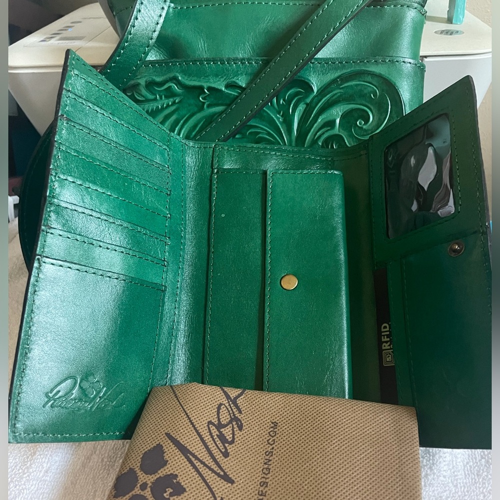 Patricia Nash Xbody & Wallet - Picture 5 of 10